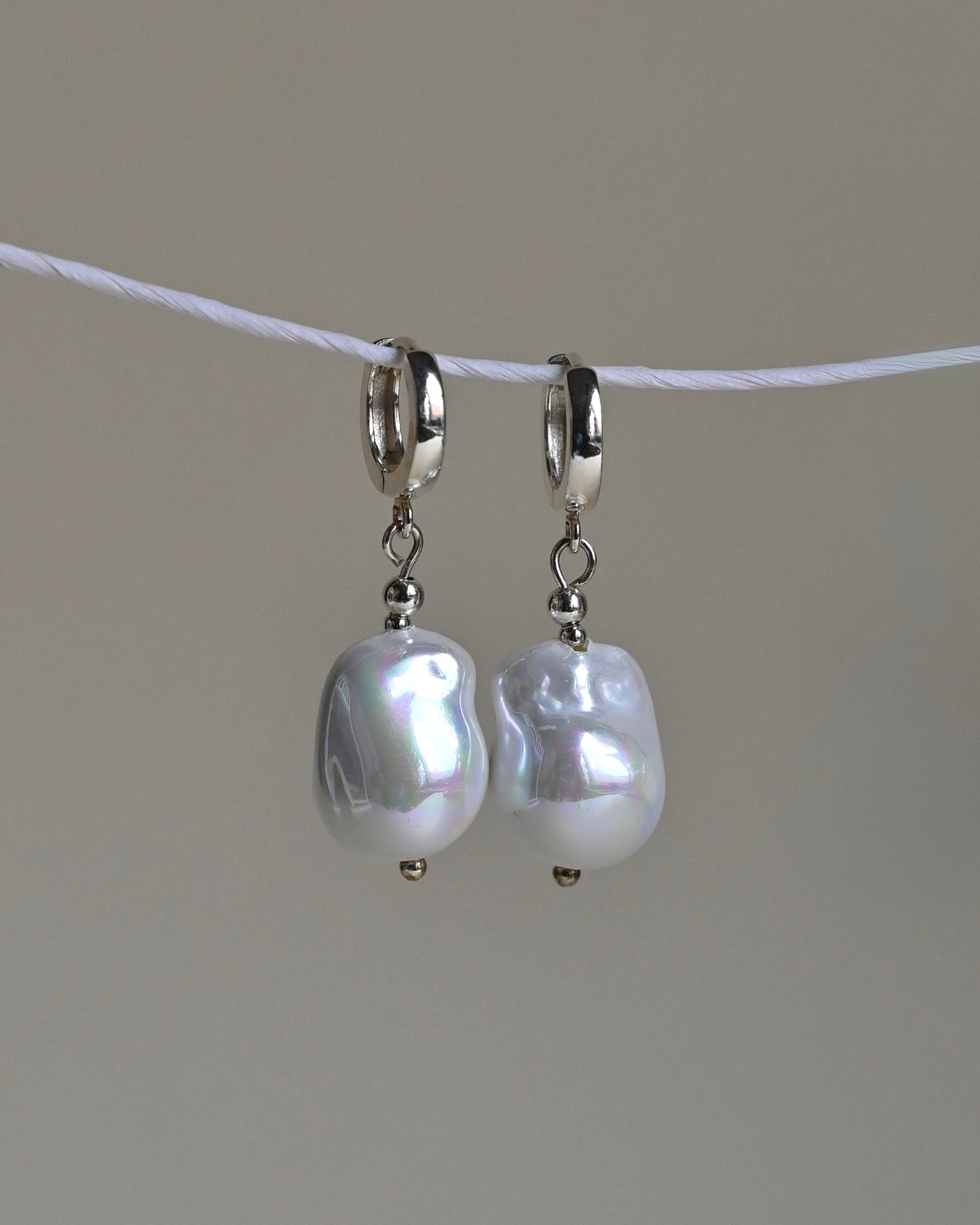 APHRODITE kolczyki z perłami ceramicznymi barok (wegańskie)