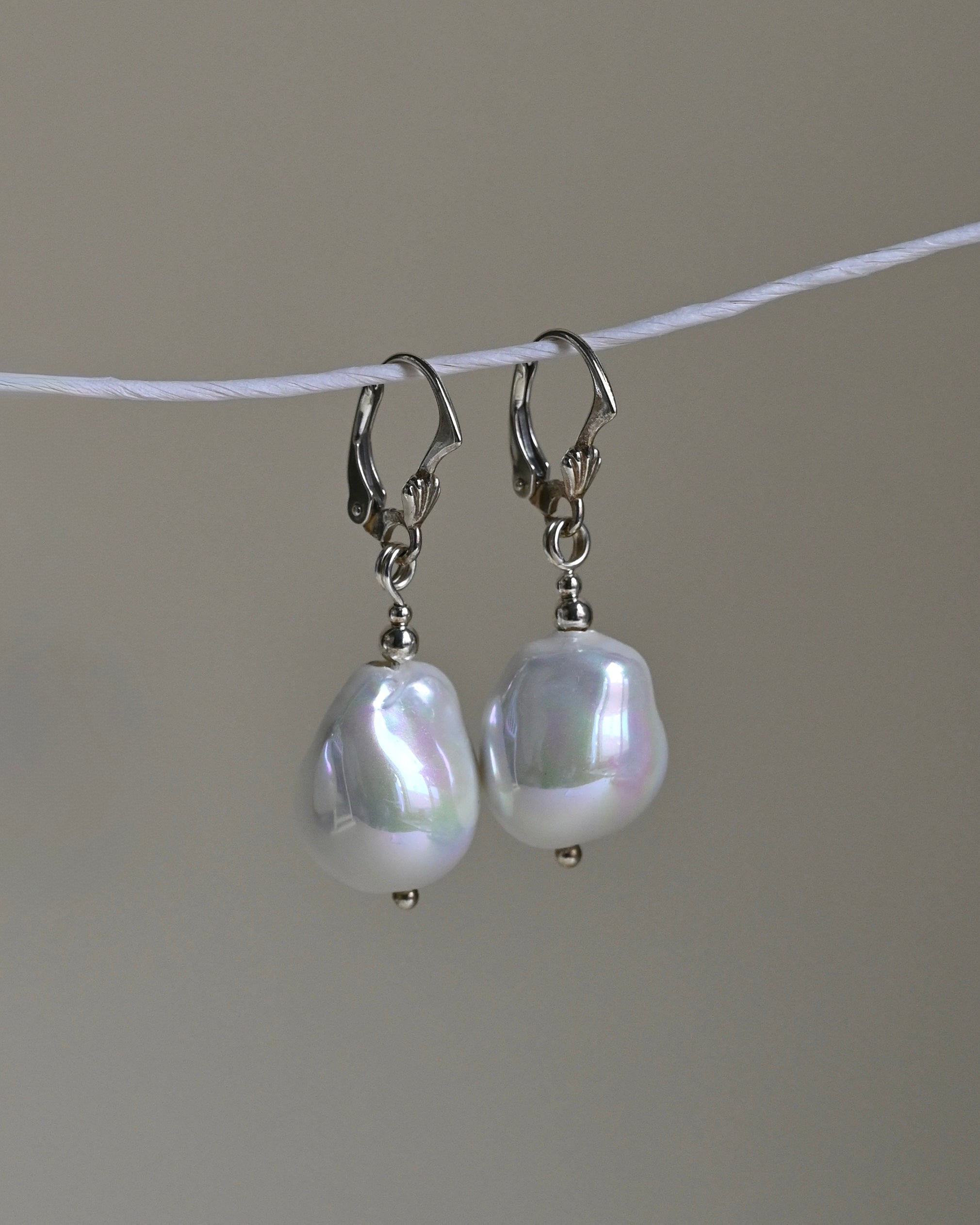 APHRODITE kolczyki z perłami ceramicznymi barok (wegańskie)