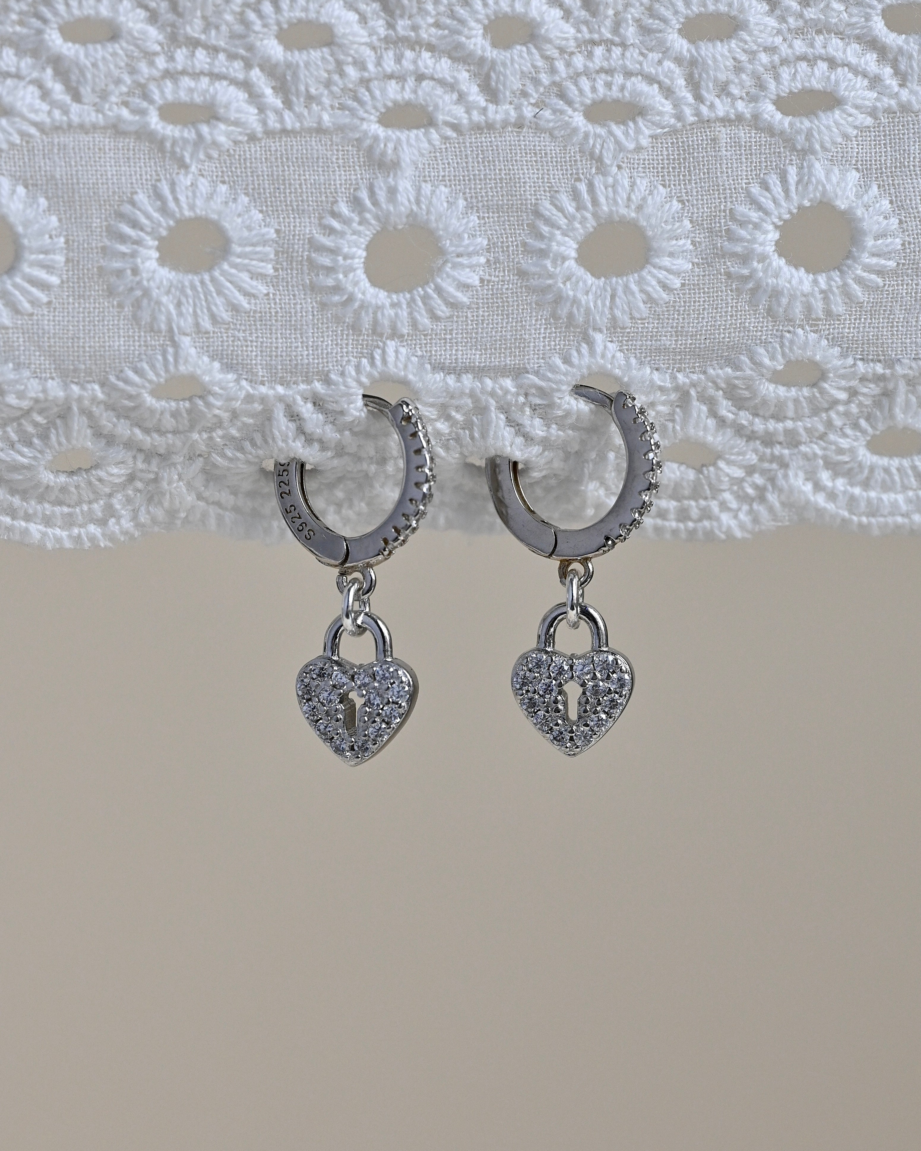 ZORIA kolczyki kłódki z cyrkoniami