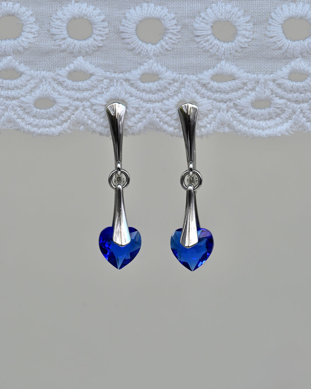 CARMILLA Earrings with small Swarovski crystals