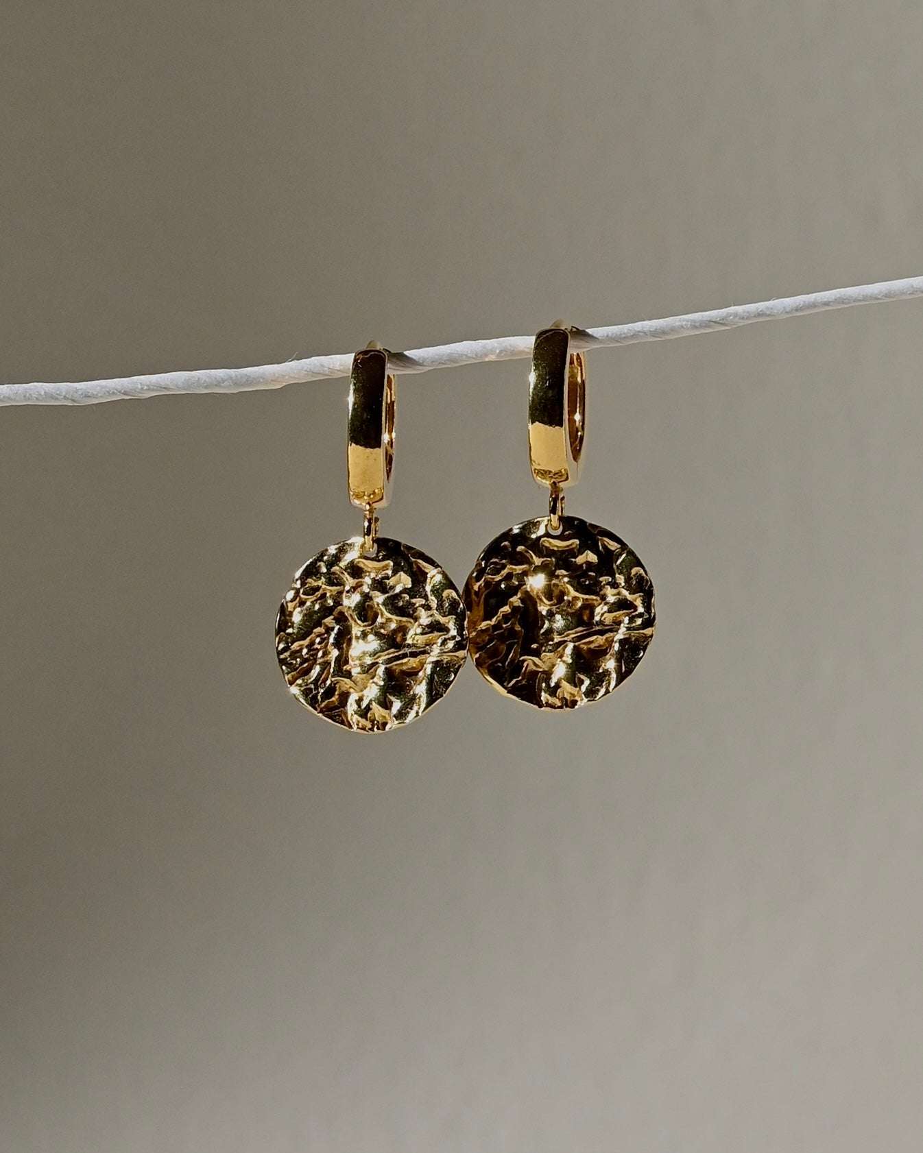 TYCHE kolczyki z gniecioną monetą