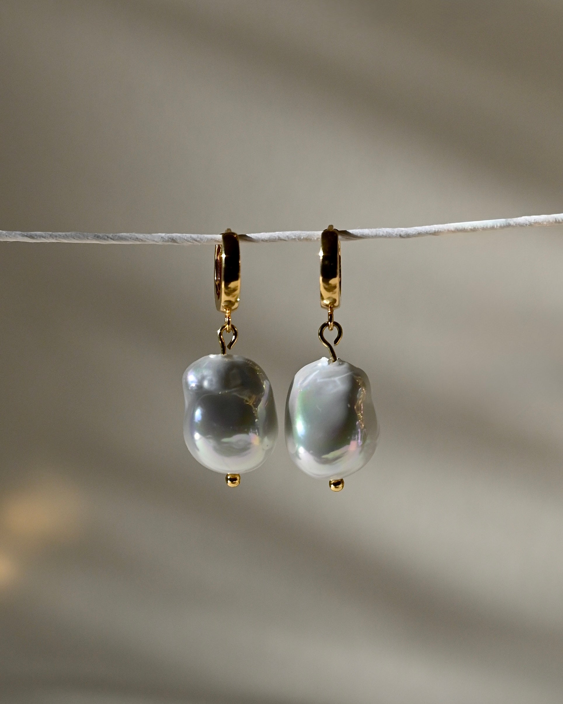 APHRODITE kolczyki z perłami ceramicznymi barok (wegańskie)