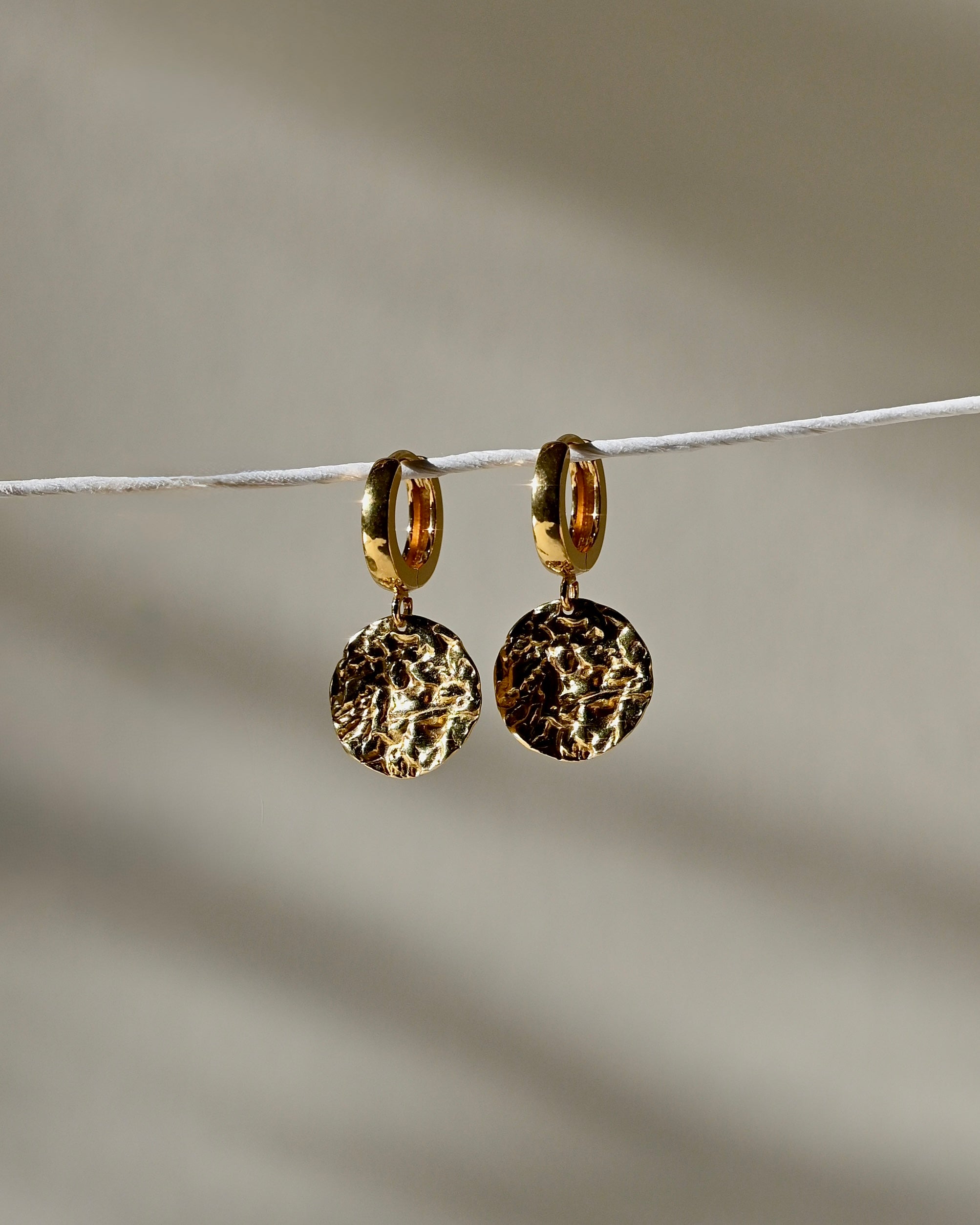 TYCHE kolczyki z gniecioną monetą