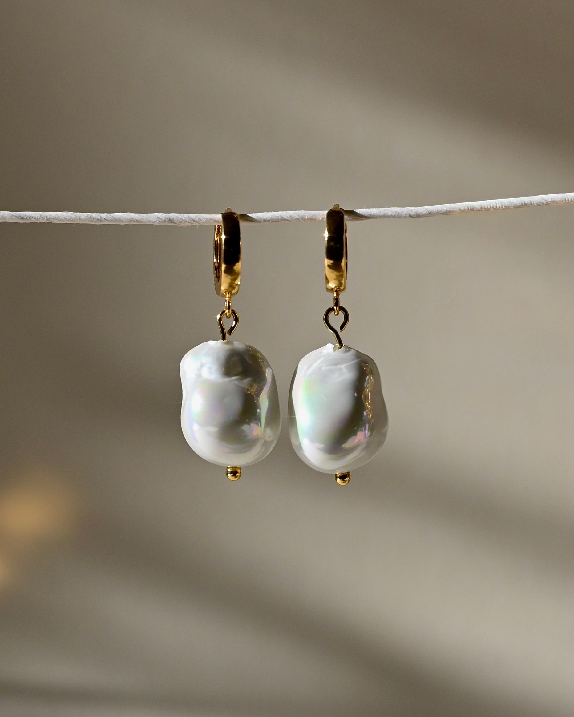 APHRODITE kolczyki z perłami ceramicznymi barok (wegańskie)