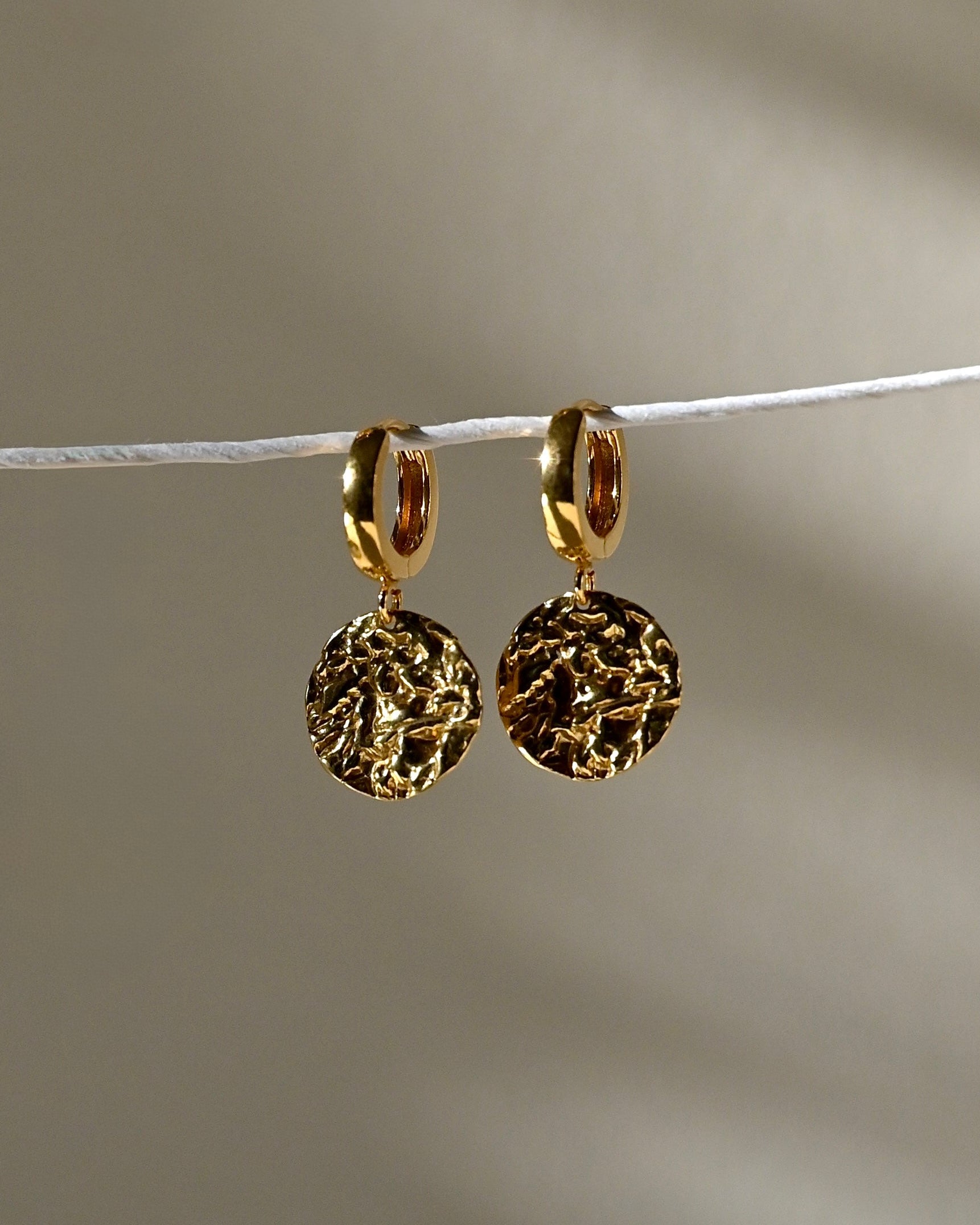 TYCHE kolczyki z gniecioną monetą