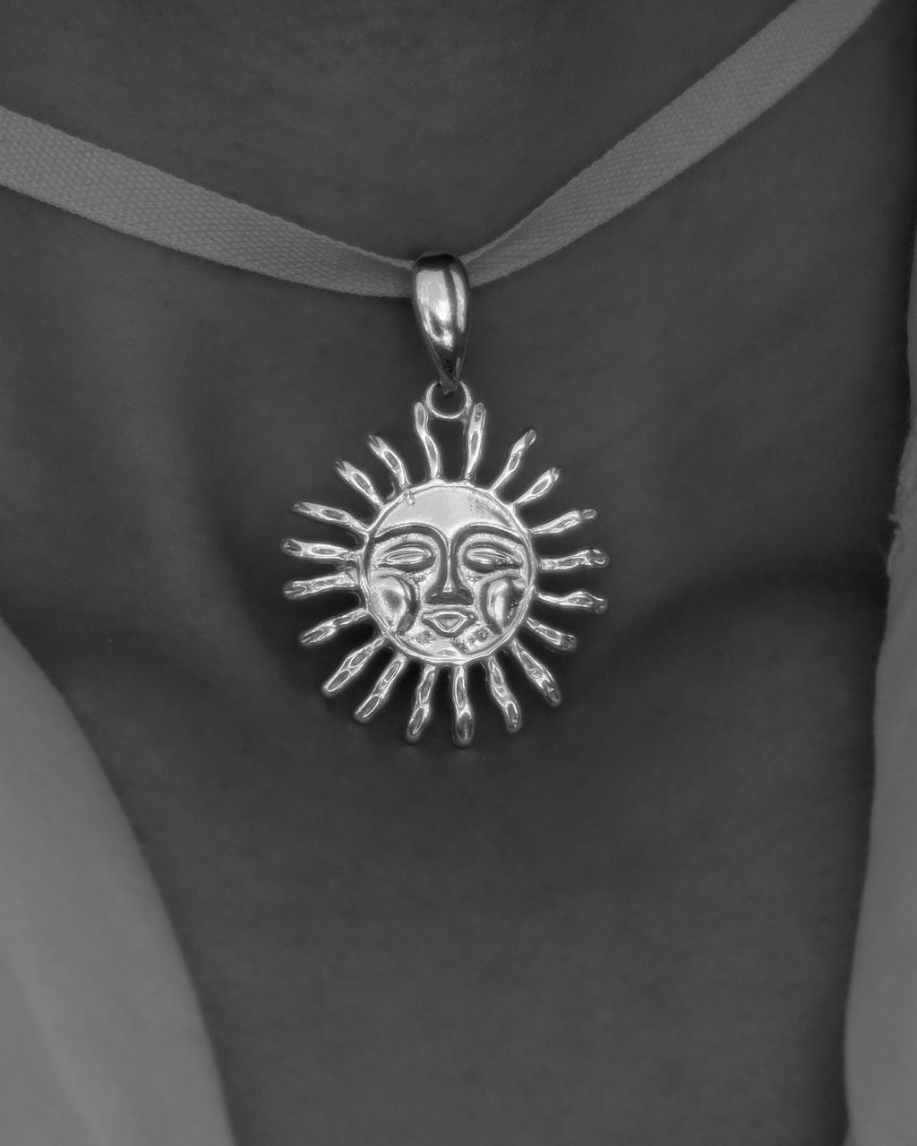 AINE choker z dużym słońcem na bawełnianej wstążce